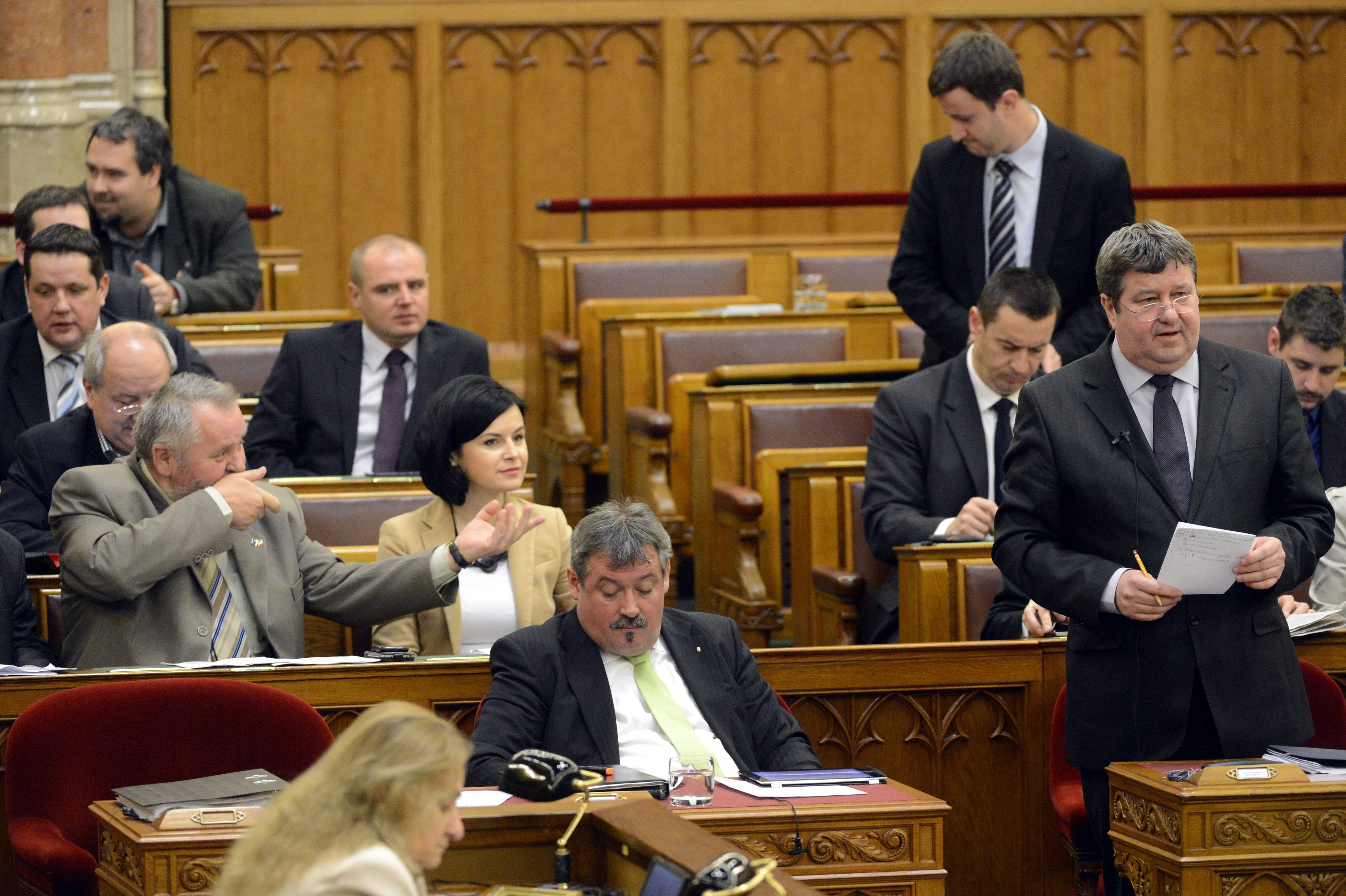 Illustration for article titled Tökéletes kép tökéletes képaláírással az Országgyűlésből