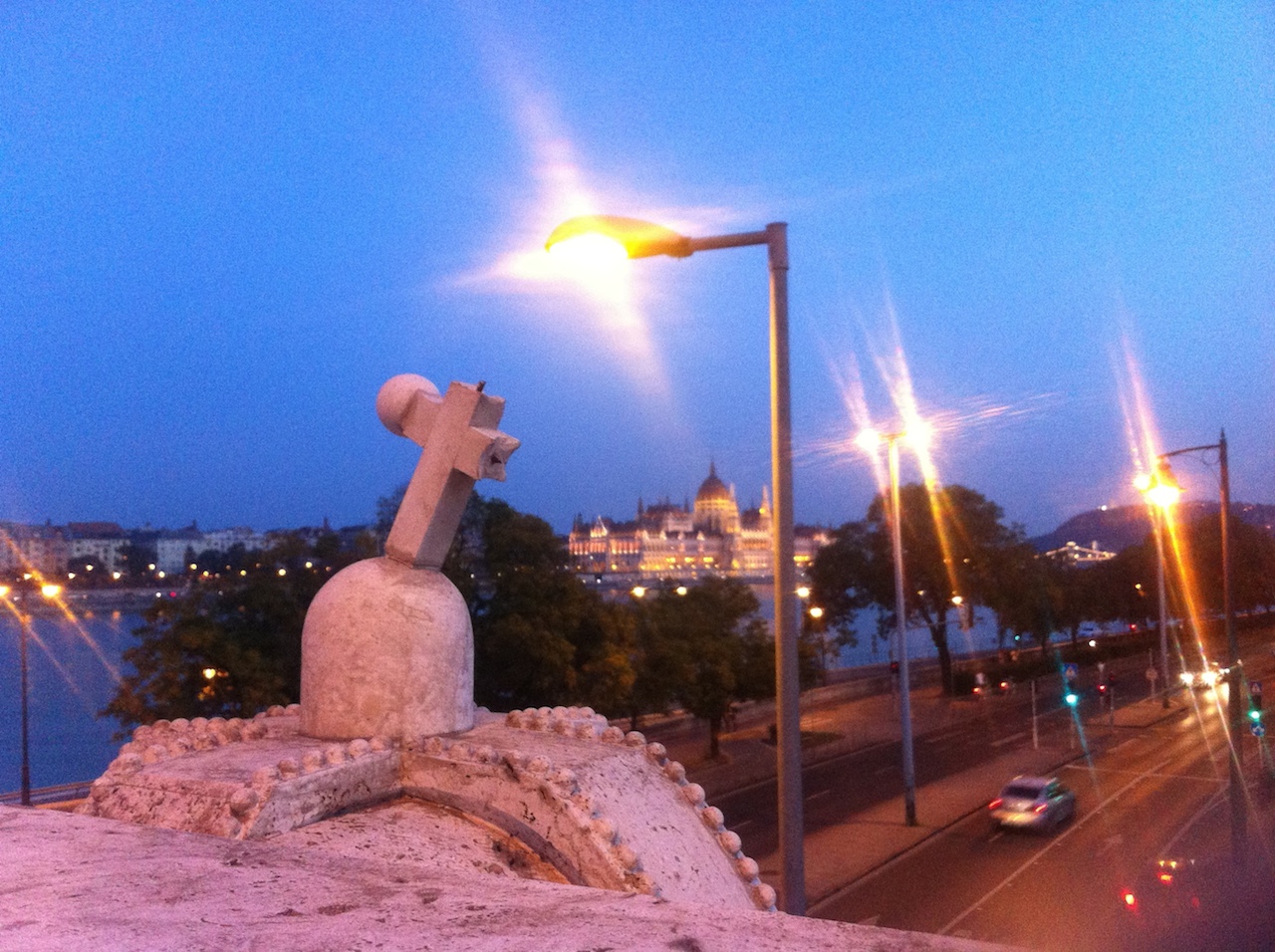 Illustration for article titled Arany János versét faragták titokban a Margit-hídra