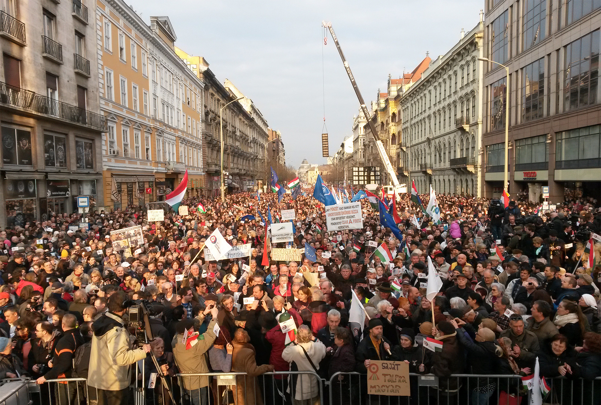 Illustration for article titled Superman helyett 19 kérdéses népszavazás nyírhatja ki Orbán Viktort