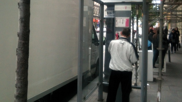 Láttam egy embert fülkéből telefonálni!