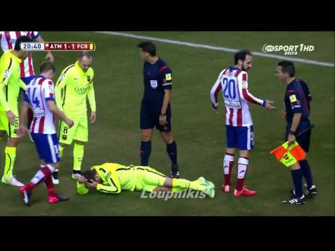 A barcás Jordi Albát földig verte a partjelző!