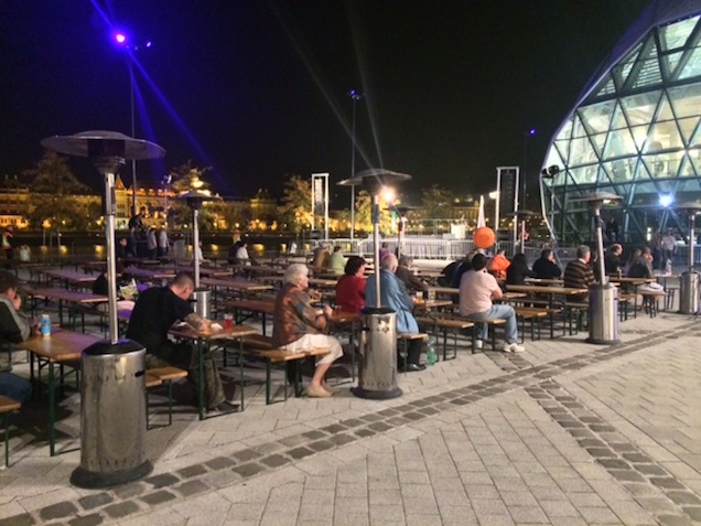 Illustration for article titled Az Este Egyetlen Eseménye és egy sikoltozó fideszes nyalonc a Bálnánál