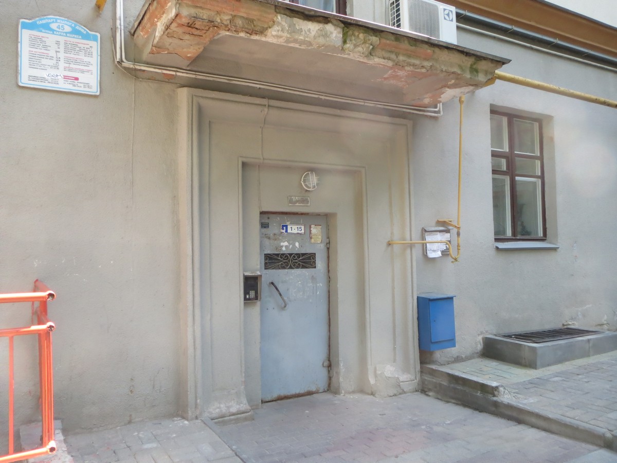 A vén pufajkás vagy a csecsemő hallgatott hajnalban operát?