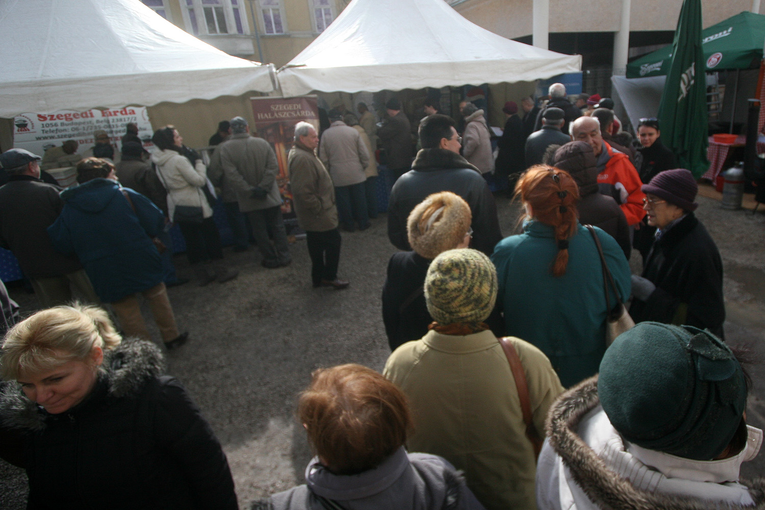 Illustration for article titled Egy ember 22 ezerért vett egy homárt, és befalta hidegen, műanyag tányérról