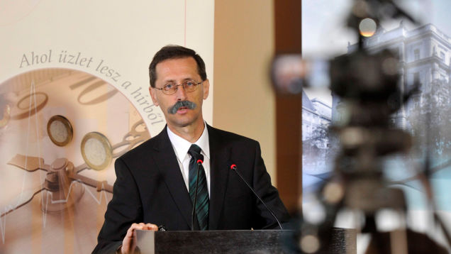 Kuszaszem őrült, és a Főnök az ő bűvkörében van