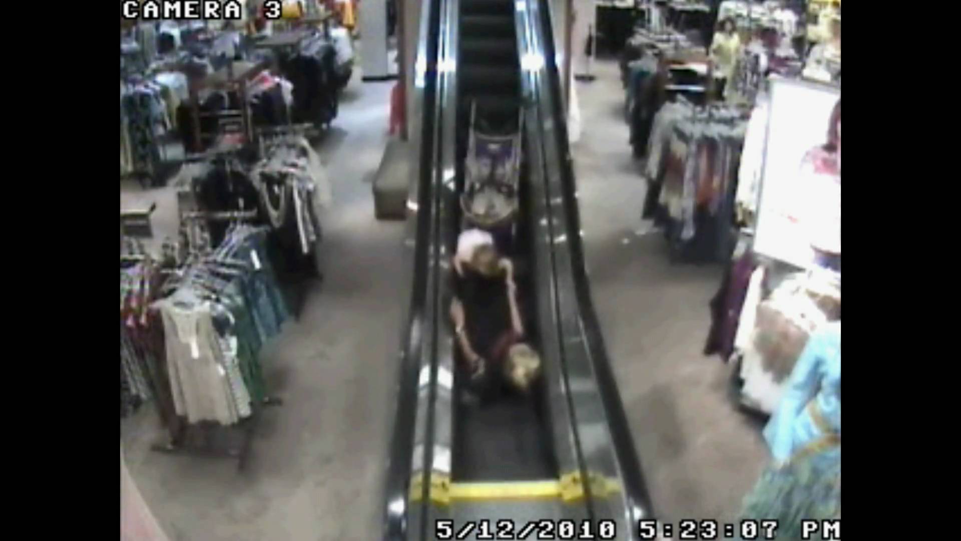 Mindenkit érhet baleset a mozgólépcsőn, még a babakocsisokat is!