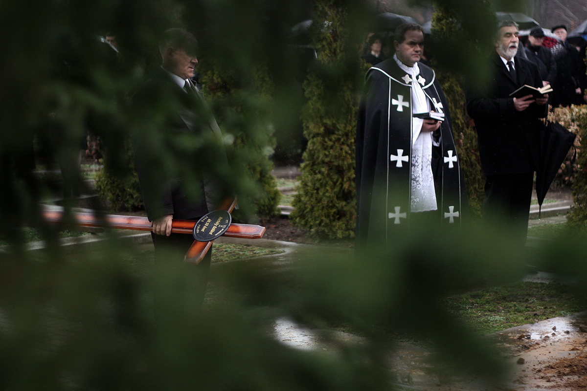 Illustration for article titled Elég egy szálat elszakítani – ma temették Borbély Szilárdot