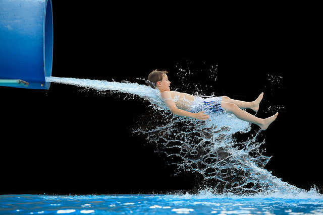 Illustration for article titled Csodálatos képsorozat csúszdából előrobbanó emberekről