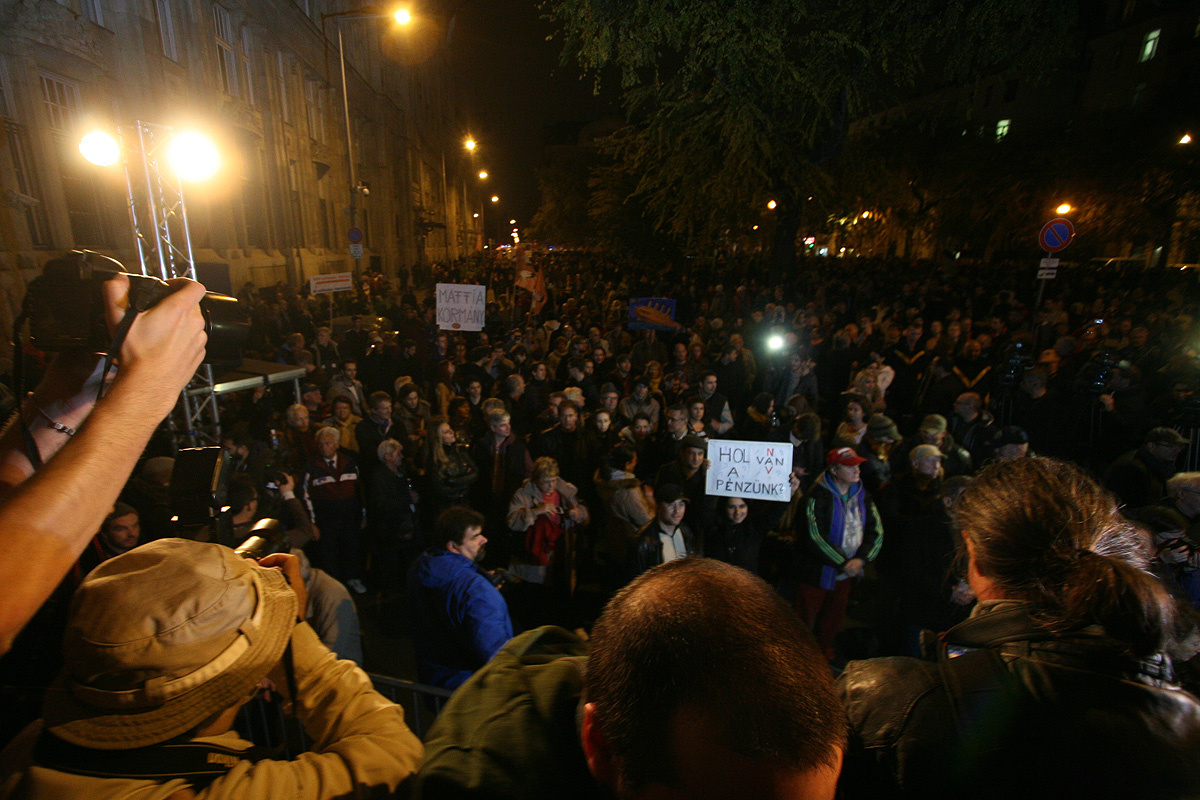 Illustration for article titled Tömegek követelték a Vida Ildikó és Orbán Viktor lemondását