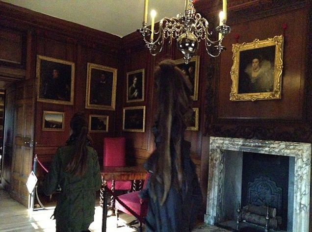 Kísértettel riogatnak angol iskoláslányok!