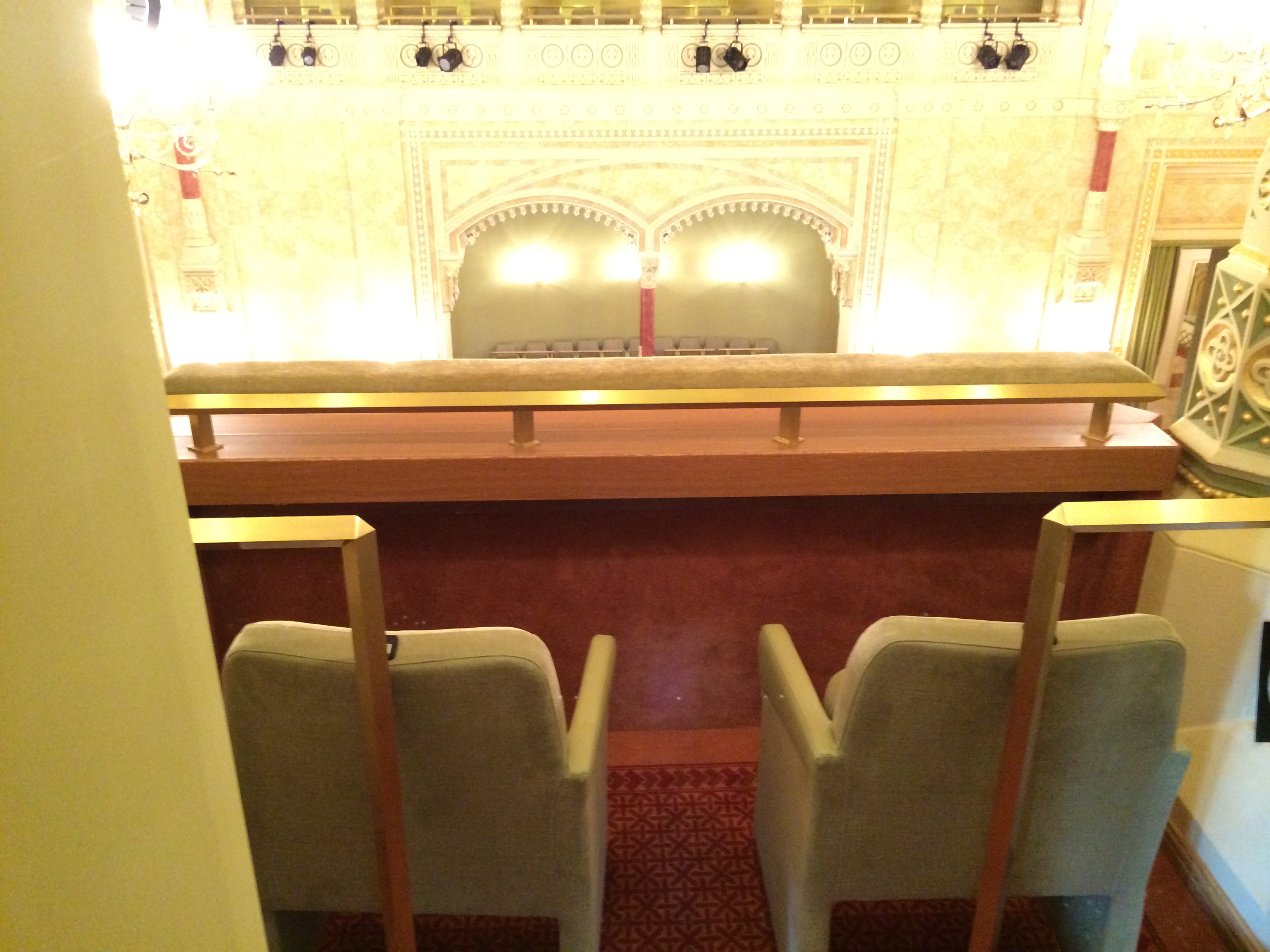 Illustration for article titled Pinaasztal mögött szivarozhat Fekete György az Aranykalickában