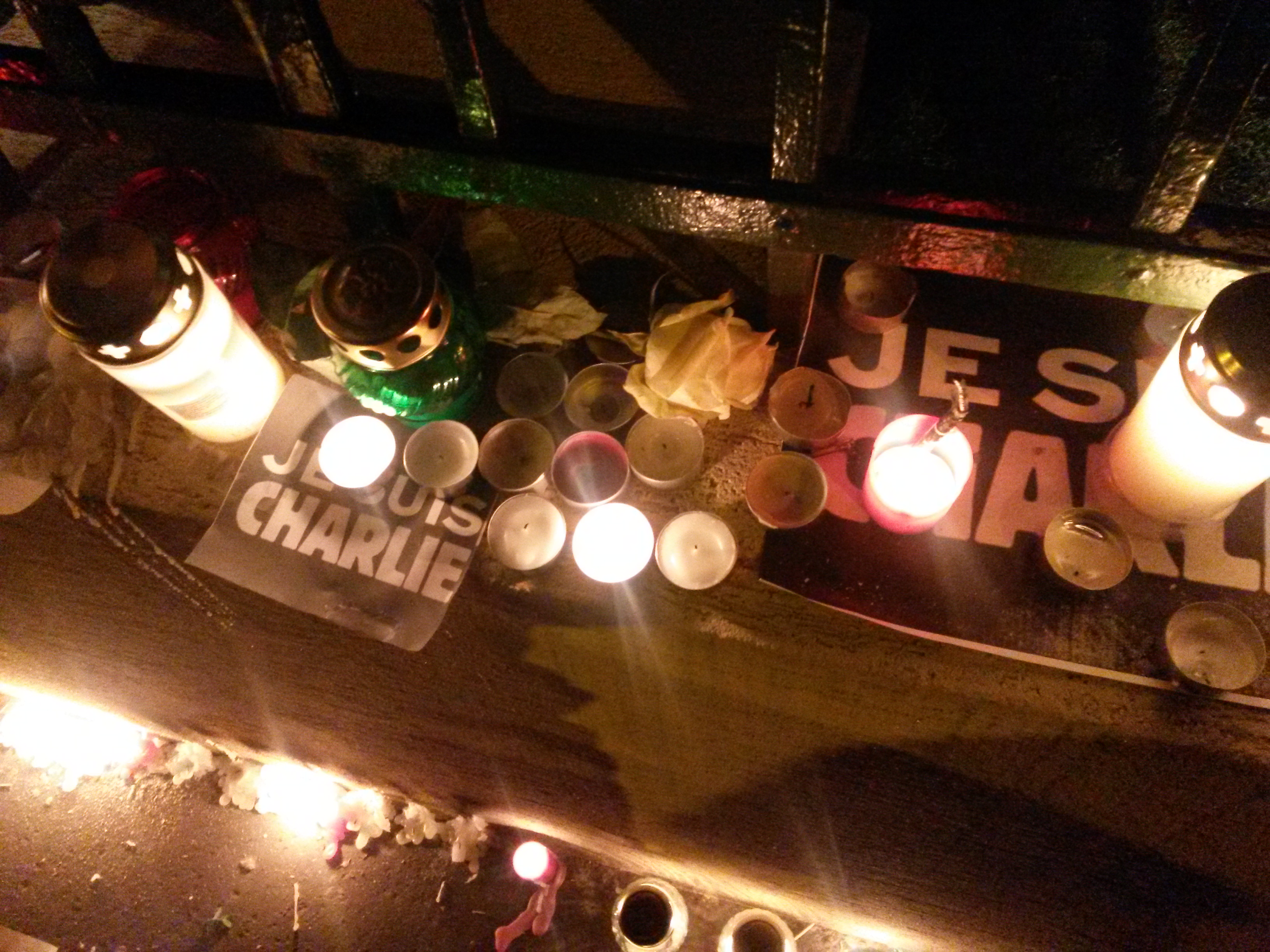 Illustration for article titled Mécsesek a francia nagykövetség előtt