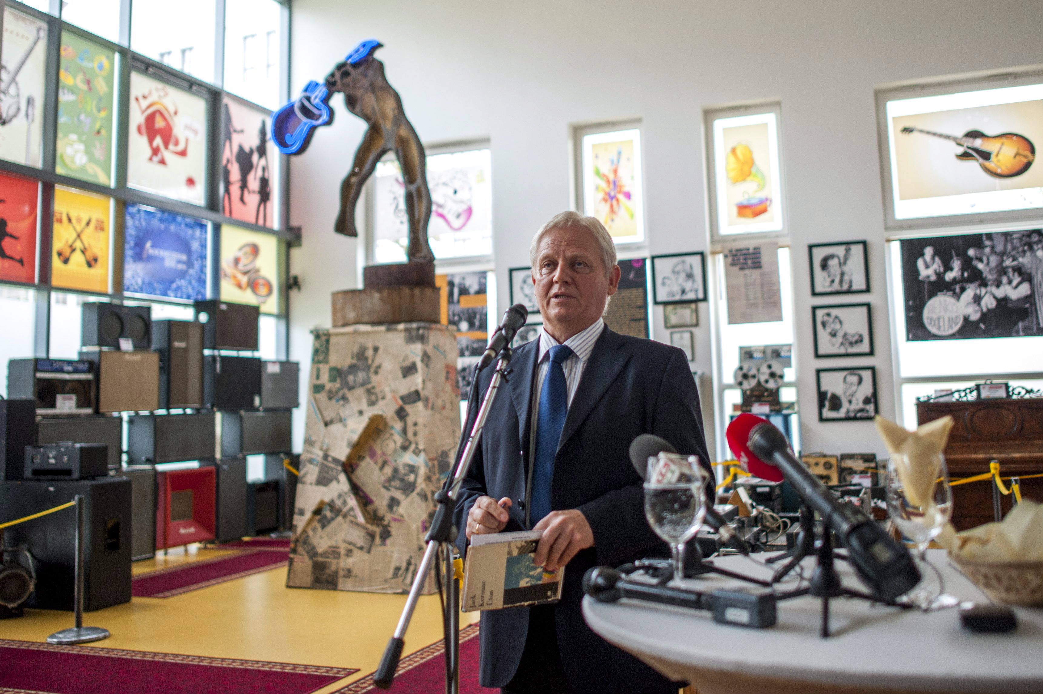 A nap fotóján Tarlós főpolgármester rockol