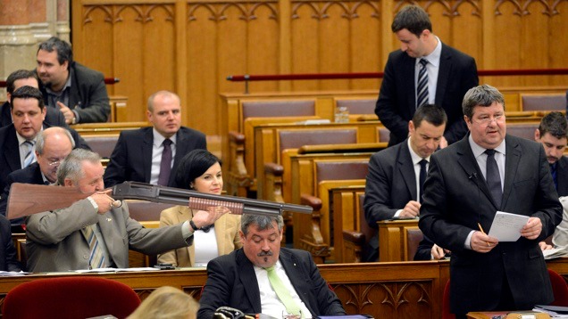 Tökéletes kép tökéletes képaláírással az Országgyűlésből