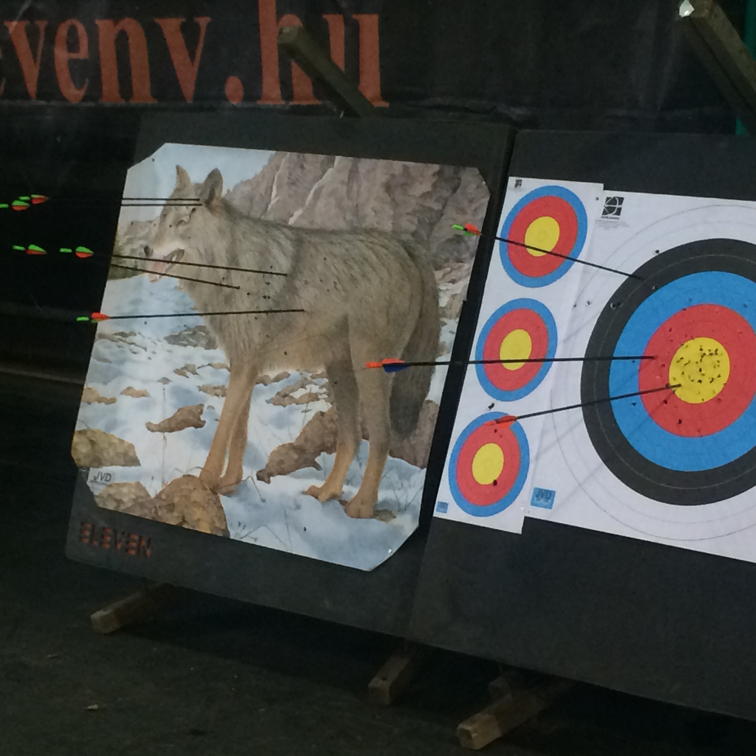 Illustration for article titled Így buliznak döglött állatokkal az ország legidiótábban öltözött emberei