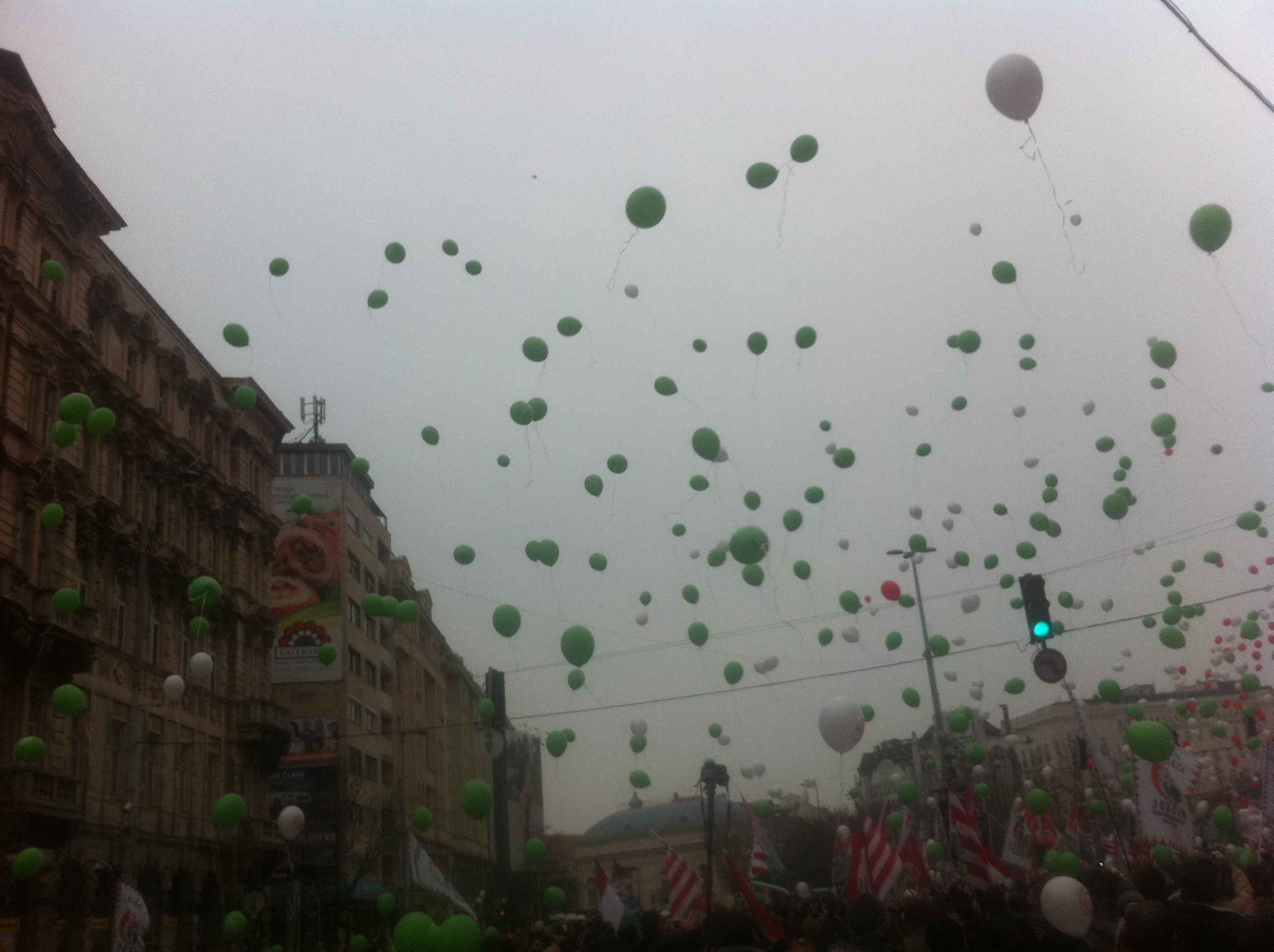 Illustration for article titled Március 15. - Pajkos esőcseppek a kopasz fejeken (Percről percre)