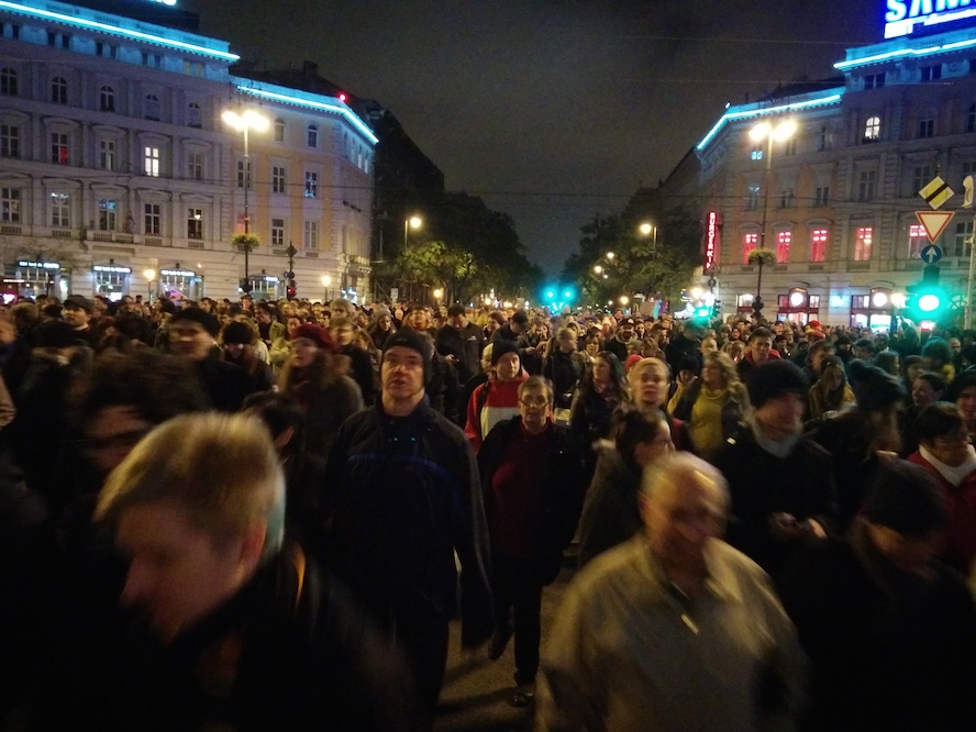 Tíz-tizenötezren vonulhatnak az Andrássy úton