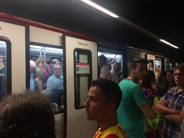 Illustration for article titled Két gyerekkel és egy nővel a Camp Nou poklában