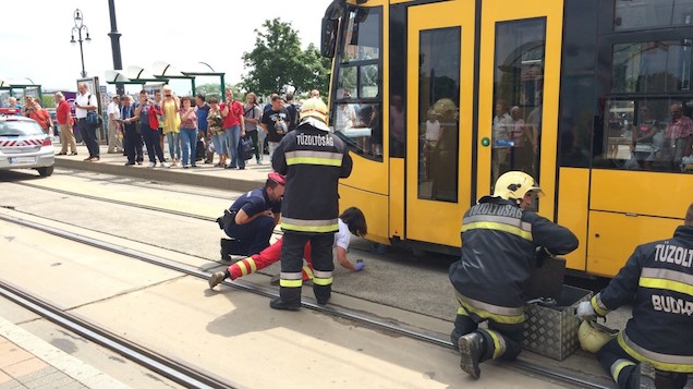 A. Áron Gergely a Combino alá lökte az idős asszonyt