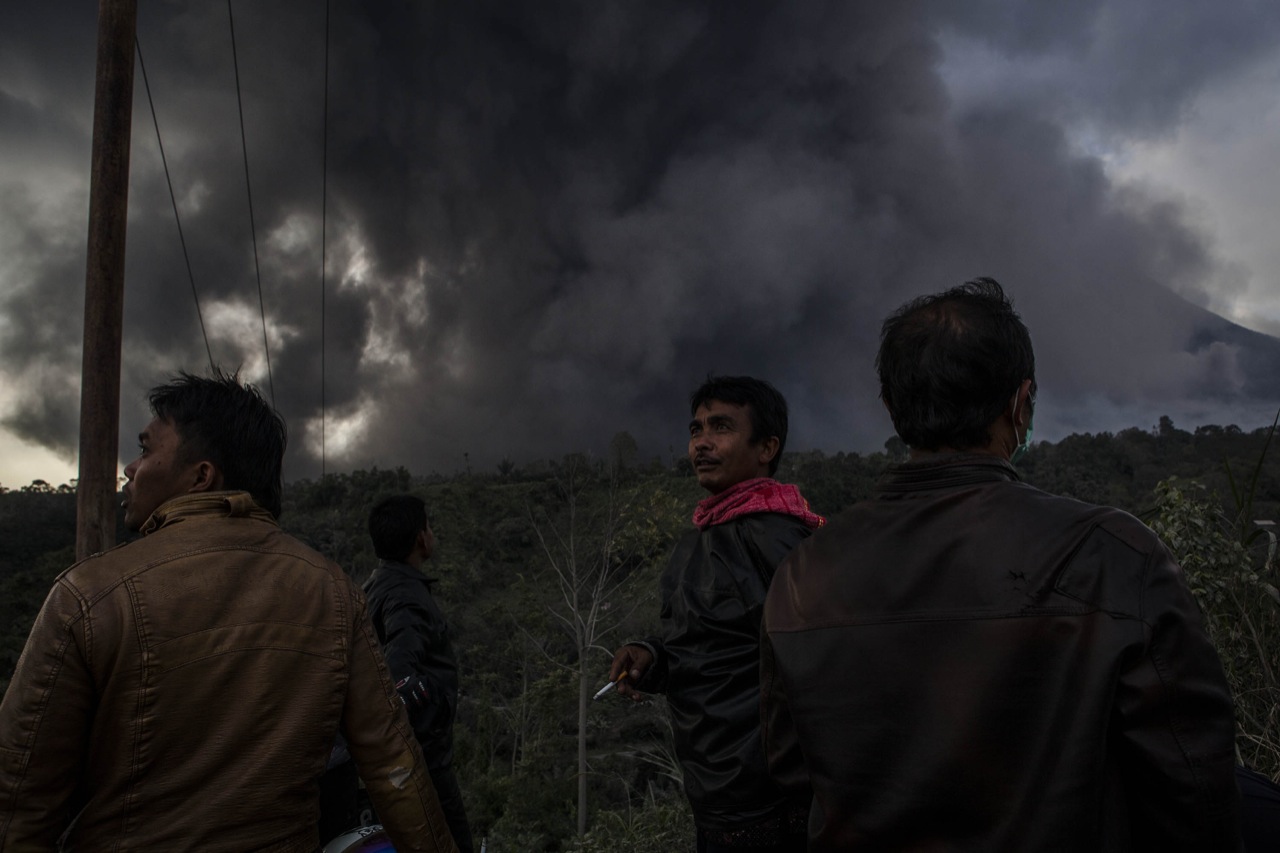 Illustration for article titled Ez a tűzhányó egyszerűen nem bír magával