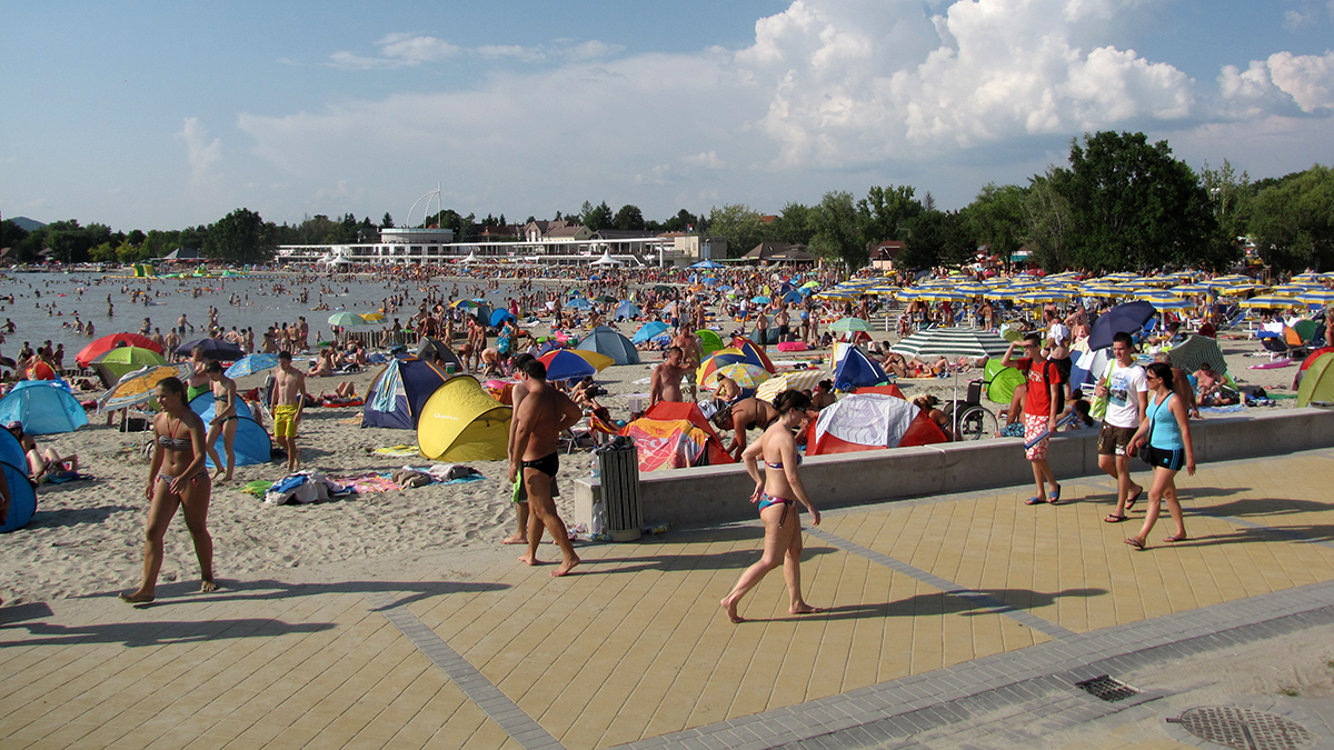 Illustration for article titled Magyarországnak is van homokos tengerpartja – Dubaj-teszt Velencén