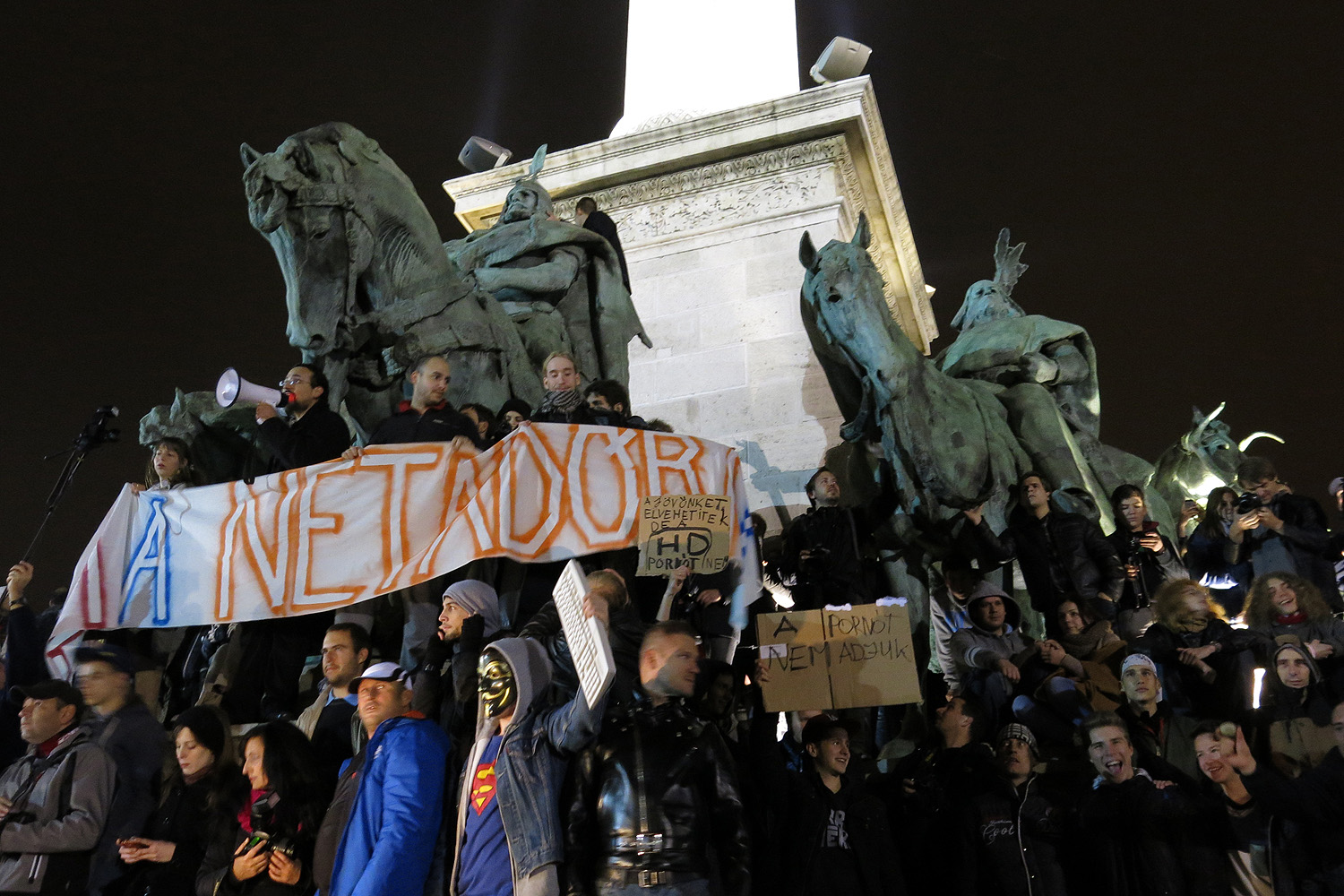 Illustration for article titled Demszky Gábor is ott volt a Fidesz székház ostrománál