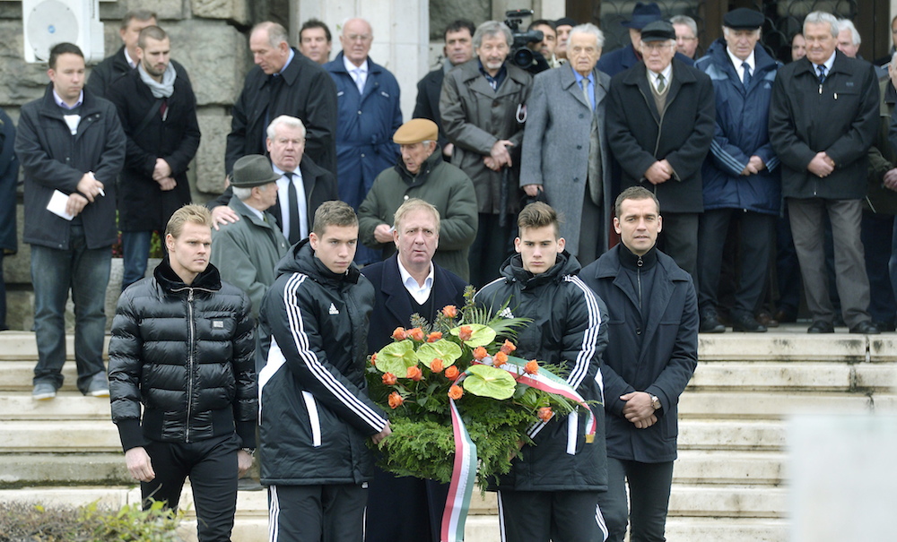Én egyáltalán nem értem, miről szólnak ezek a koszorúzásos fényképek