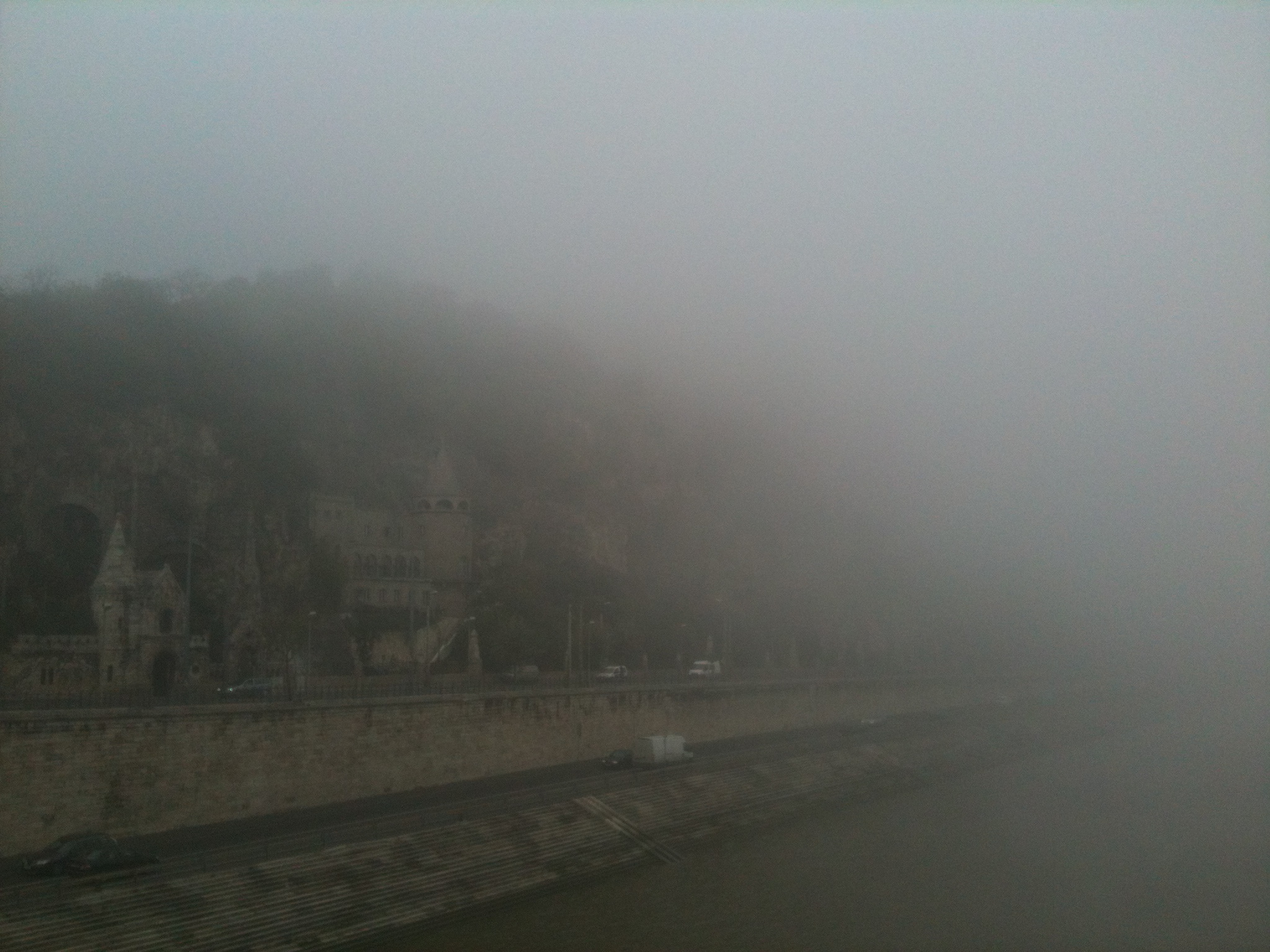 Illustration for article titled Elég metál a Gellért-hegy a ködben