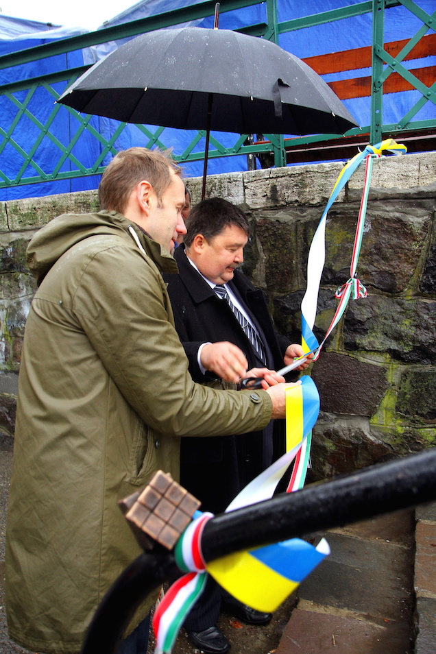 Illustration for article titled Svejk és a Szabadság után a Rubik-kocka is kapott miniszobrot Ungváron