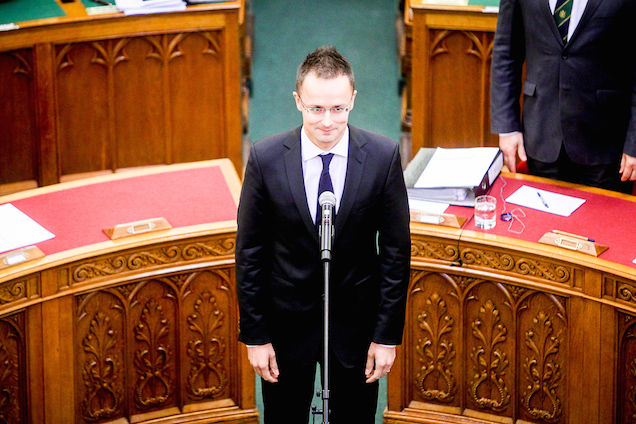 Illustration for article titled Szijjártó Péter mégiscsak lila