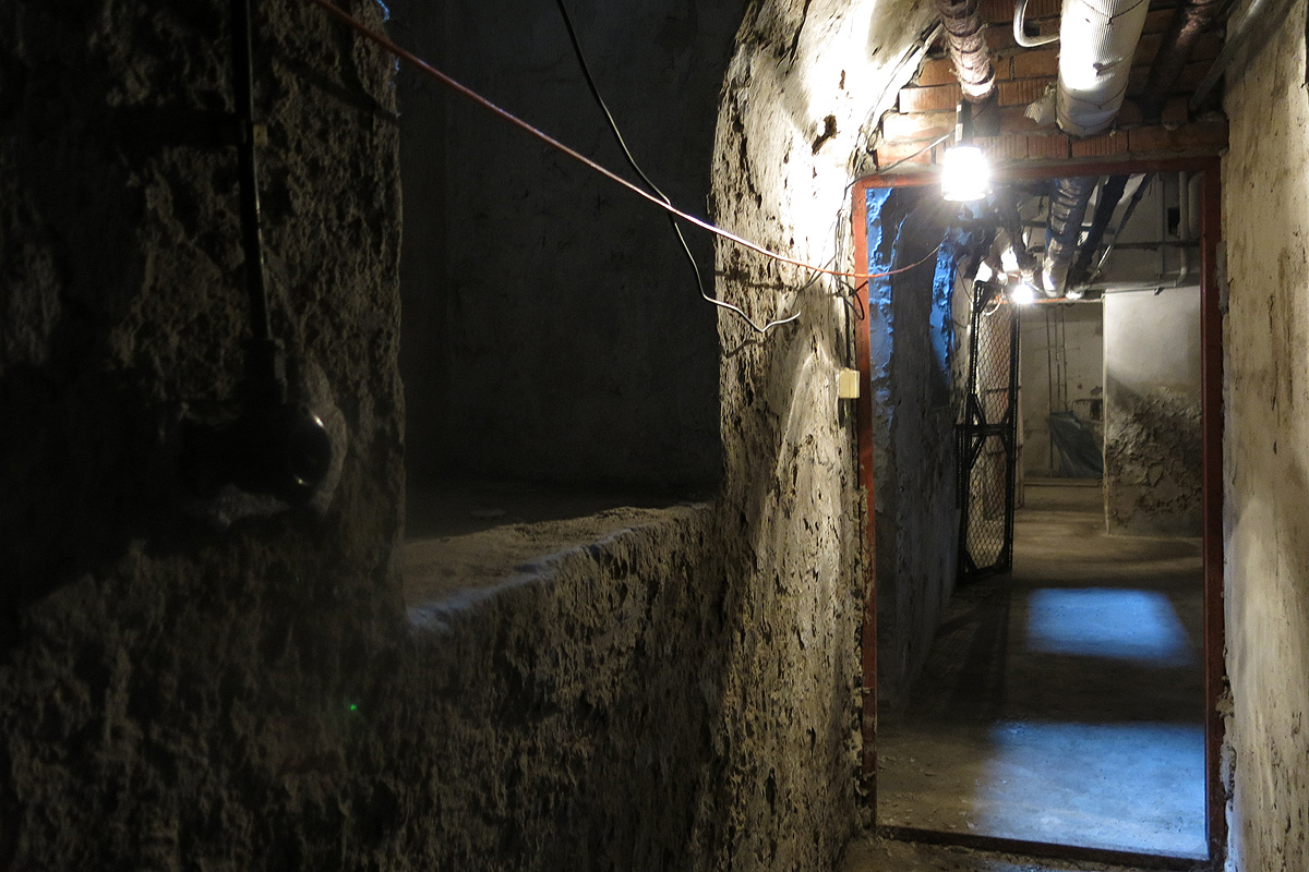 Illustration for article titled Ebbe az Andrássy úti bérpalotába költözik a Cink