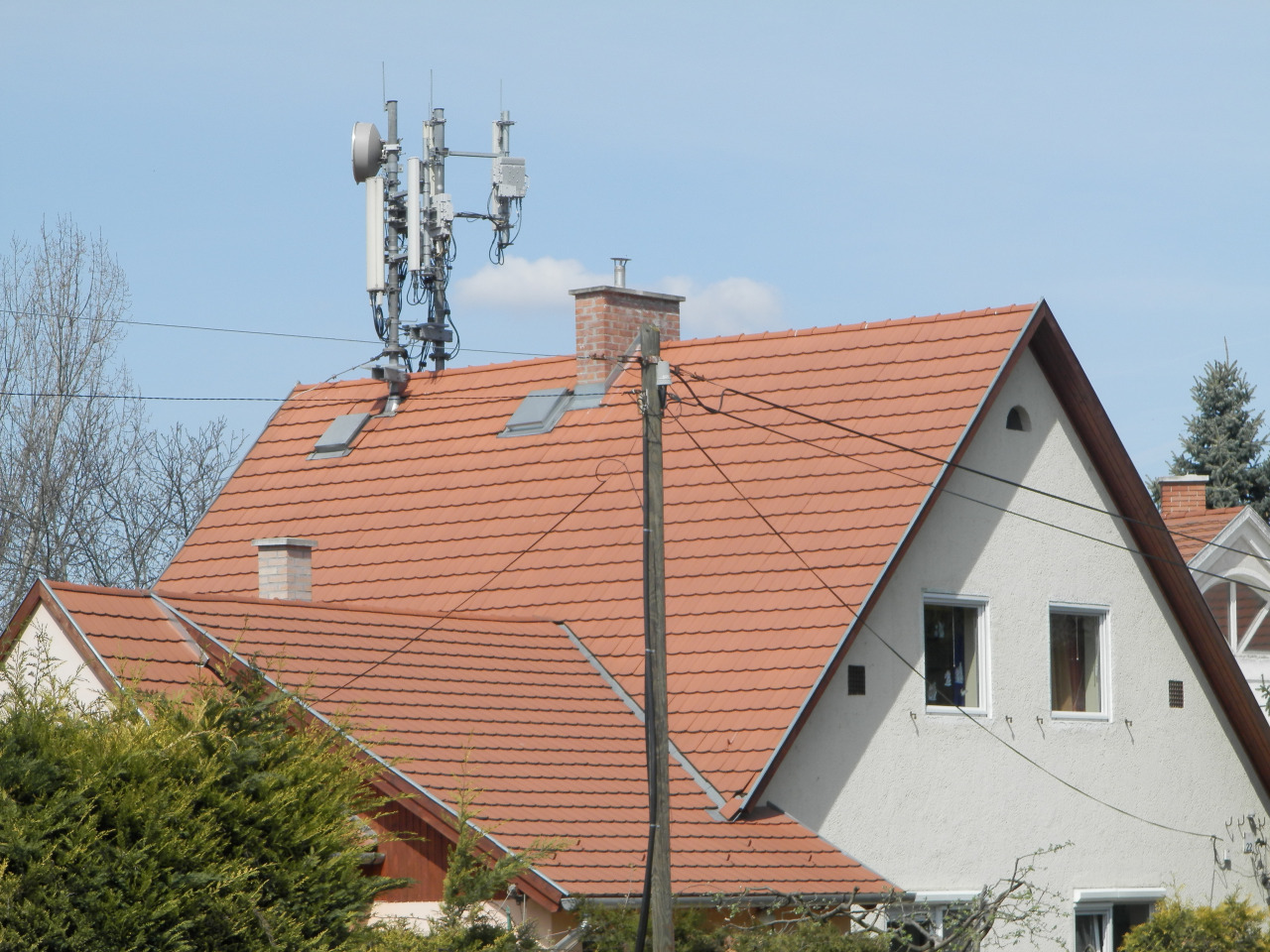 Most pedig magyarázza meg nekem valaki ezt a sok izét ezen a háztetőn
