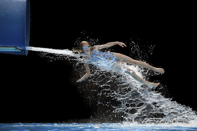 Illustration for article titled Csodálatos képsorozat csúszdából előrobbanó emberekről