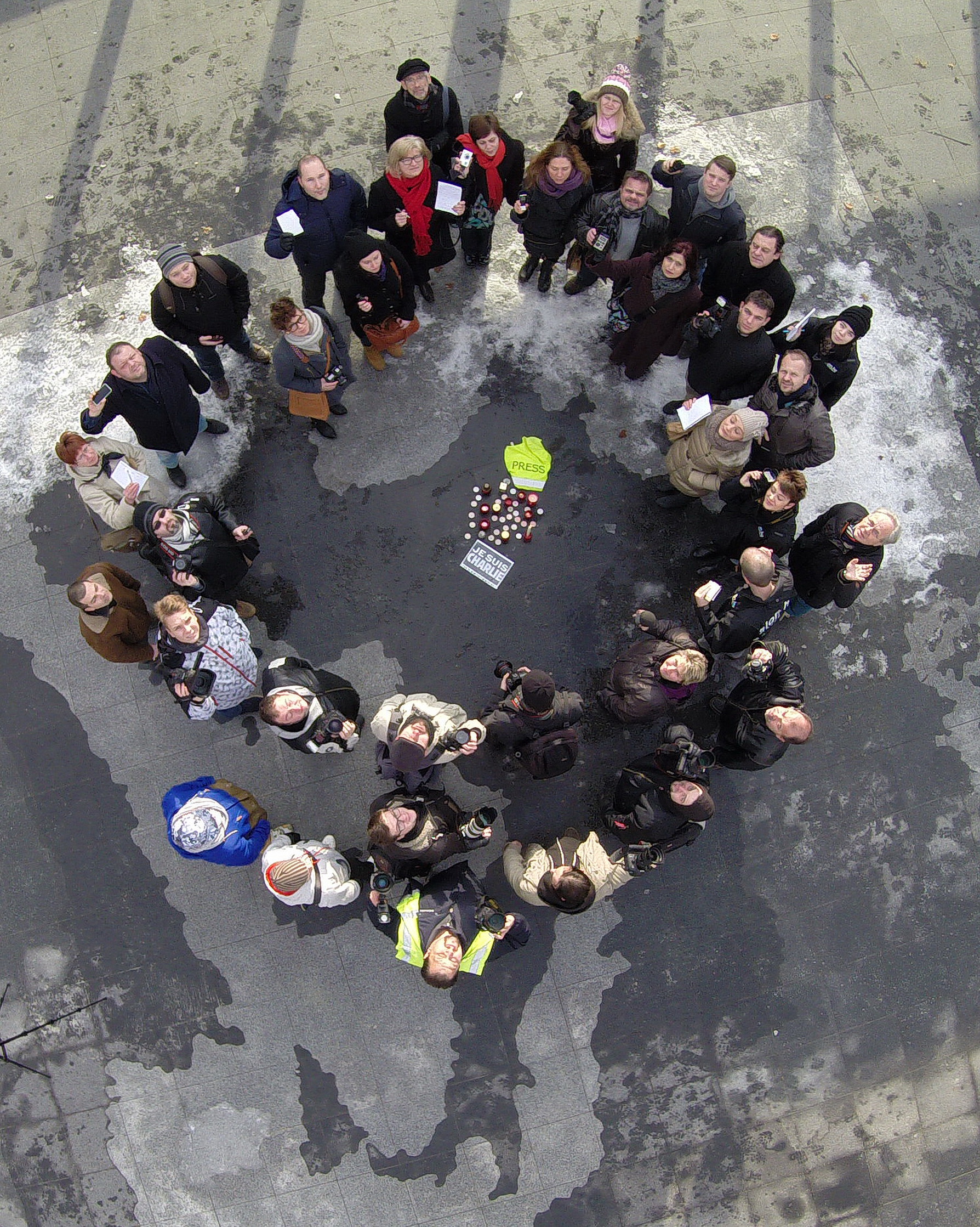 Illustration for article titled Nézd, hol emlékeztek meg a megölt kollégákról a szombathelyi újságírók!