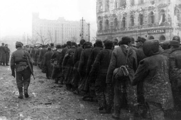 Énekelni kezdtek és ugrabugráltak a nők körül, majd eltávoztak