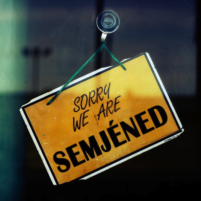 Tényleg lehet nevetni vasárnap egy bezárt bolt előtt?