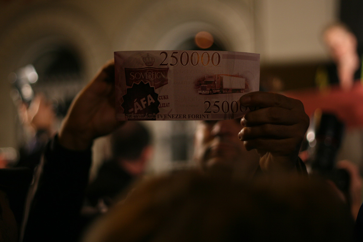 Illustration for article titled Tömegek követelték a Vida Ildikó és Orbán Viktor lemondását