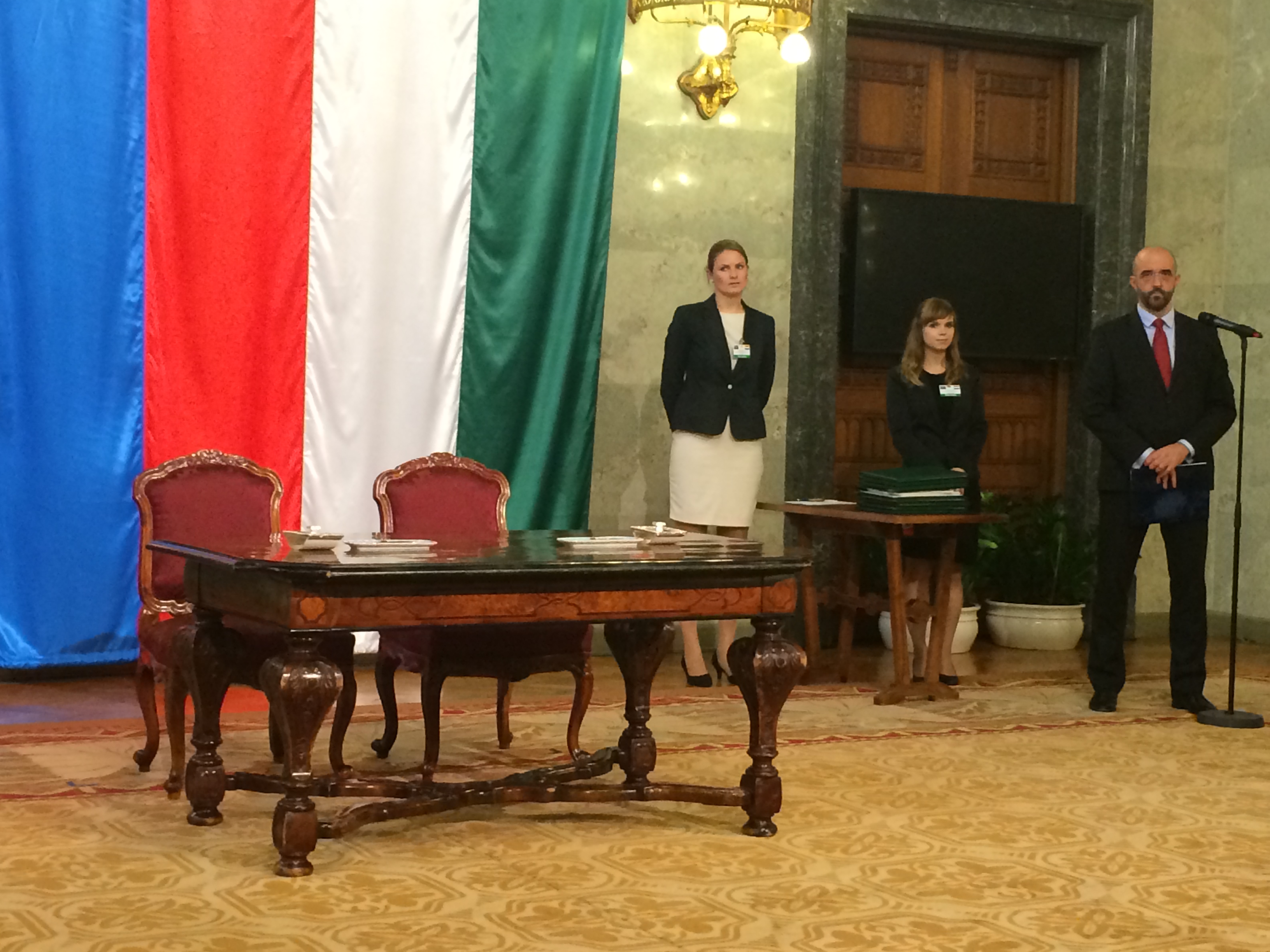 Illustration for article titled Orbán szeme véres, Szijjártó nadrágja rövid, Tarlós unja és kanos