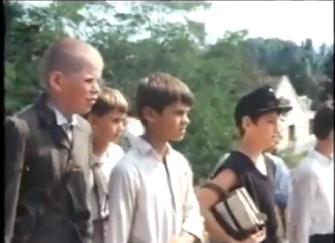 Schmuck Andor kopasz, szemüveges parasztgyereket alakított