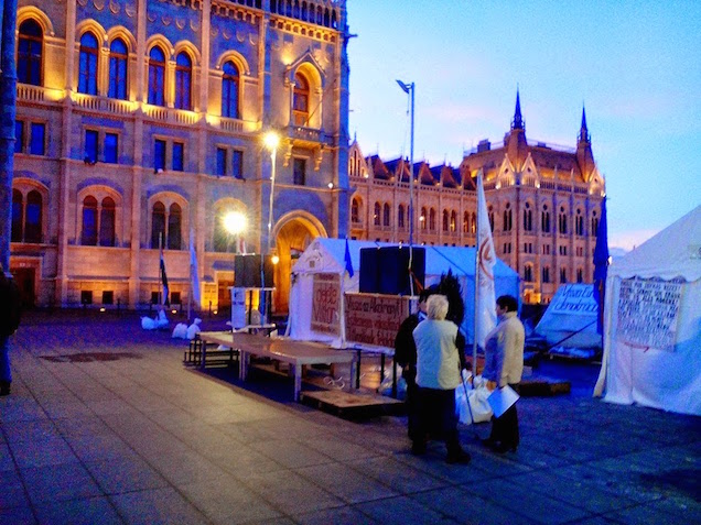 Vége a politikai vadkempingnek a Parlament előtt, Kövér L. boldog lehet