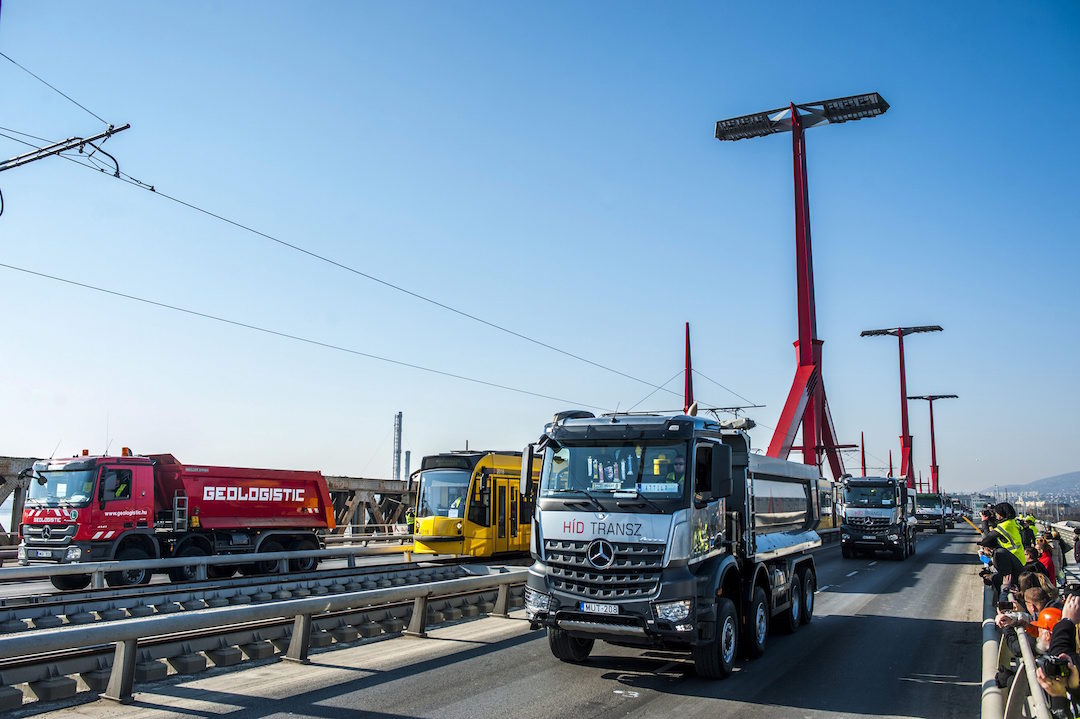 Egy szuper hír éjszakára: nem dőlt össze a Rákóczi híd!