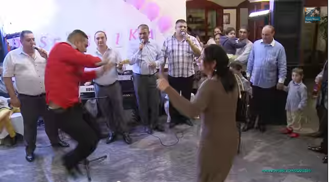 Illustration for article titled Rózsaszín óriáslimóval mentek Dzsesszika keresztelőjére