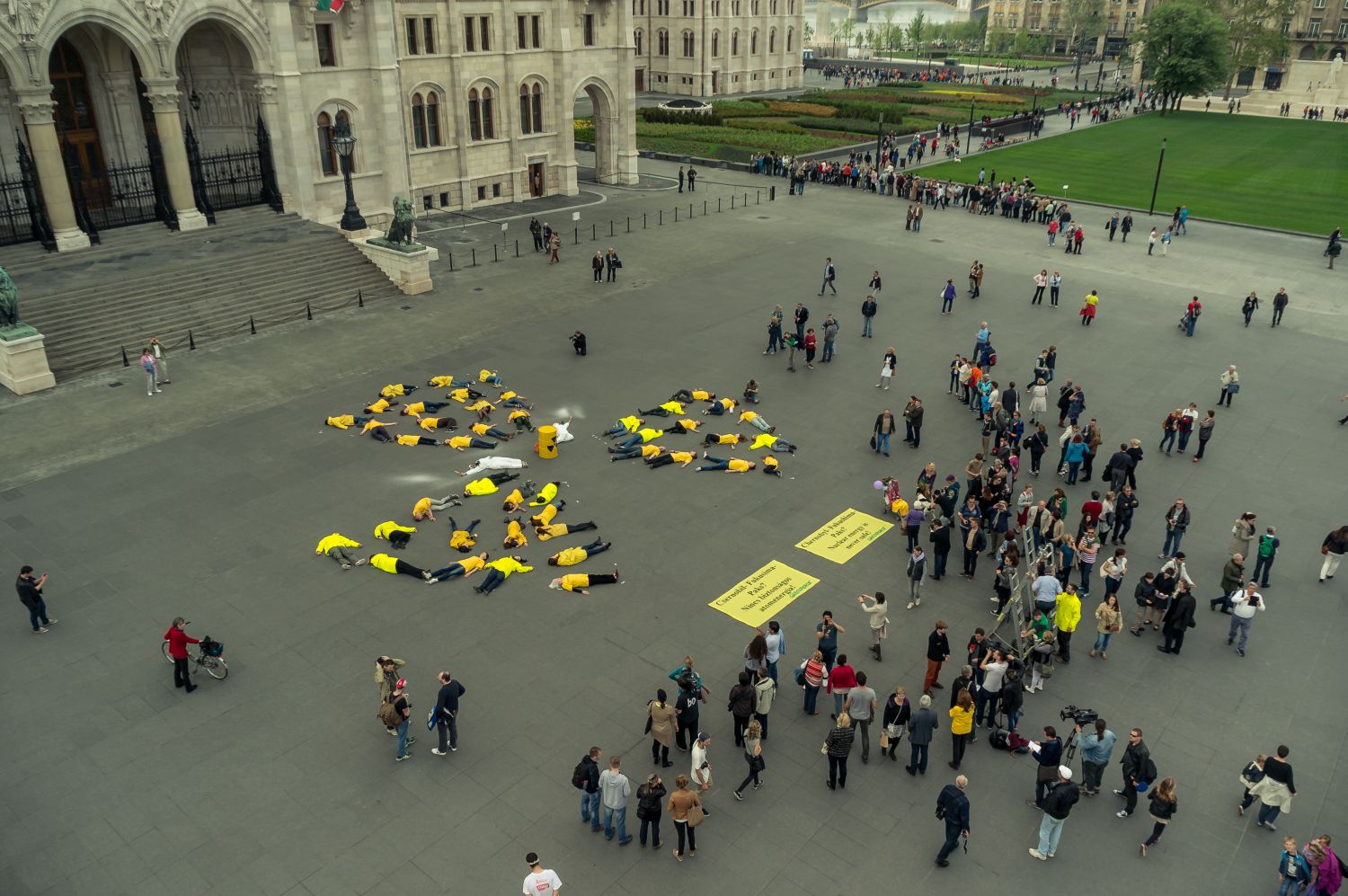 Illustration for article titled A Greenpeace is felavatta az új Kossuth teret