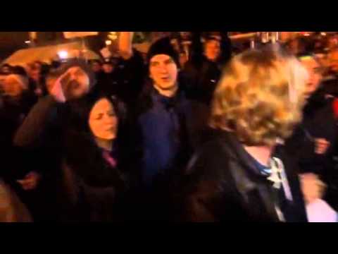 Mégsincs vége a bulinak, kordonbontás van és nyomakodás a rendőrökkel