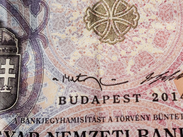 Tényleg úgy írta alá Matolcsy a tízezrest, hogy