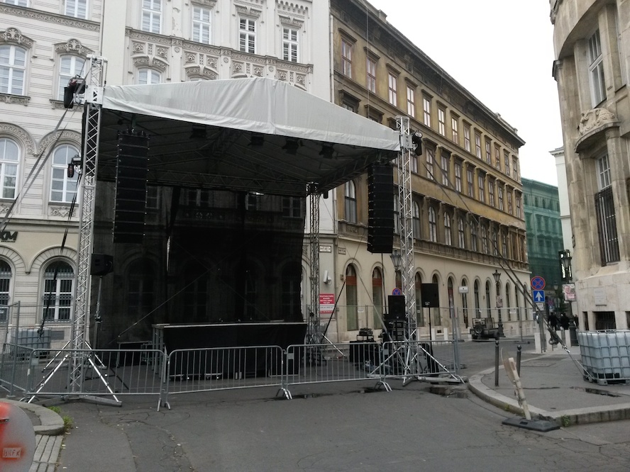 Innét beszélnek majd a József nádor téren