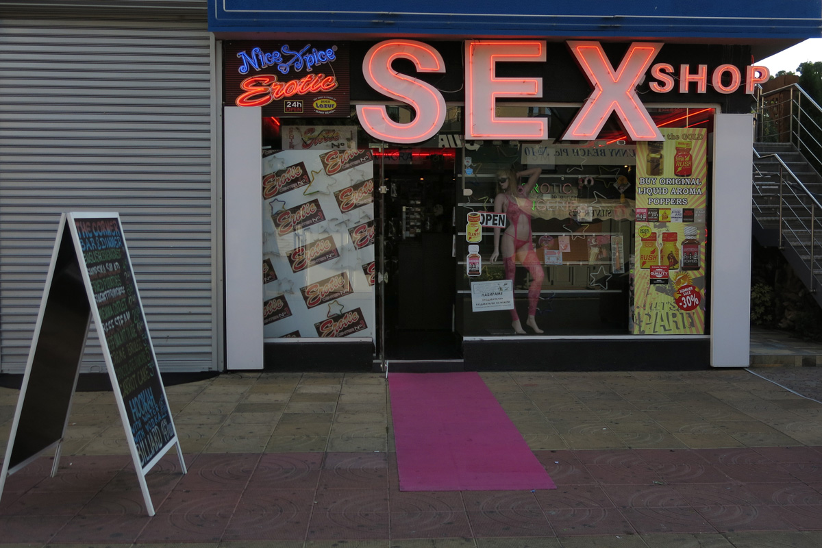 Illustration for article titled Siófok szorozva ezerrel – egy hét szenvedés a Naposparton