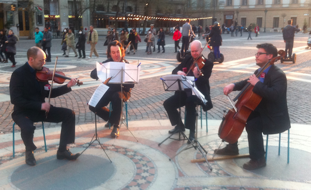 Egy vonósnégyes vonósnégyel a nyílt utcán