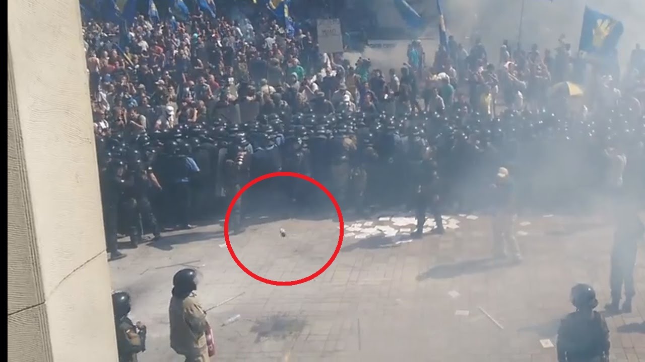 Kézigránátot dobtak a tüntetők a rendőrökre Kijevben, egy ember meghalt