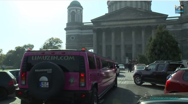 Illustration for article titled Rózsaszín óriáslimóval mentek Dzsesszika keresztelőjére